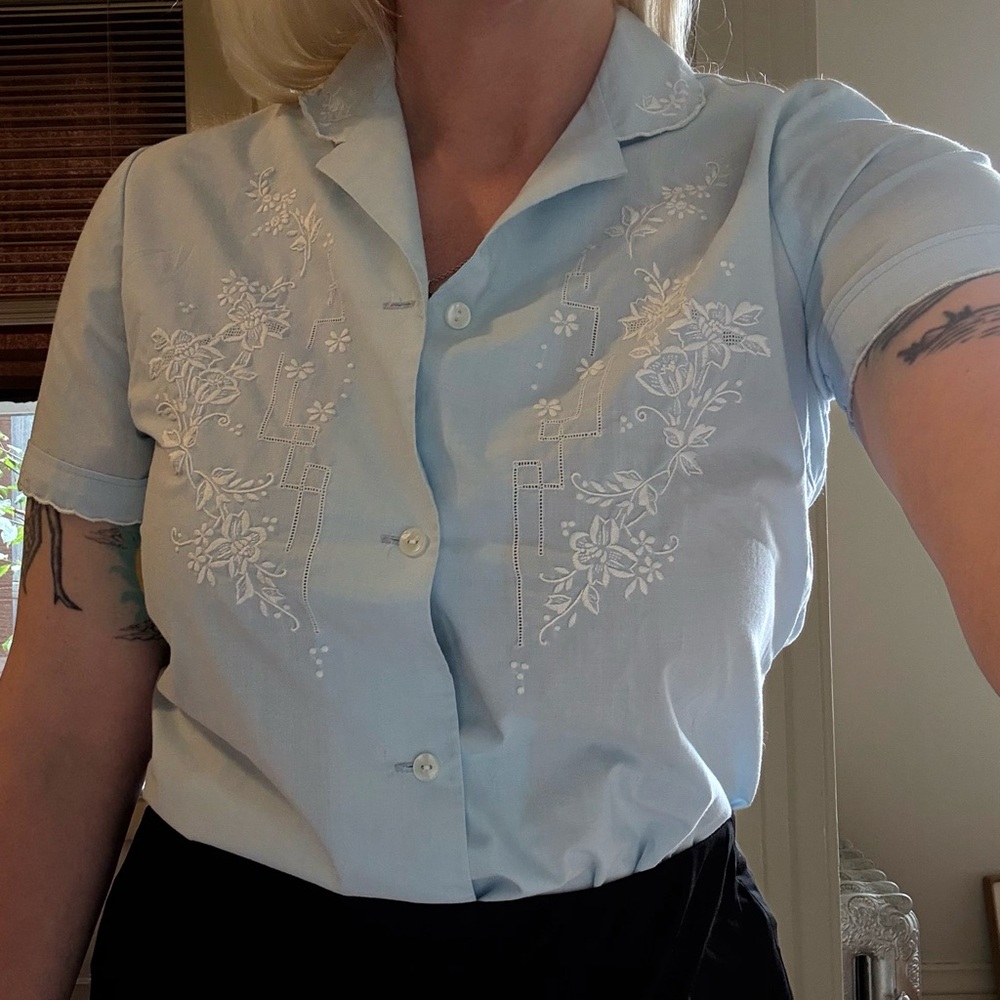 Vintage embroidered short sleeve button down shirt M